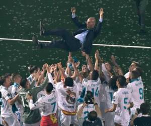 Zinedine Zidane, entrenador del Real Madrid, celebrando la obtención de su tercera Champions League como DT. (AFP)