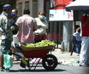 Los negocios están cerrados y las calles bloqueadas en un intento por frenar los contagios. Después de nueve días de no trabajar, las personas claman por alimentos. Fotos: Emilio Flores.