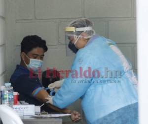 Momento en el que realizaban pruebas de coronavirus. Fotos: Alejandro Amador | El Heraldo.