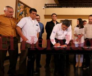 El presidente Juan Orlando Hernández sancionó la ley en presencia de un grupo de empresarios del sector transporte.