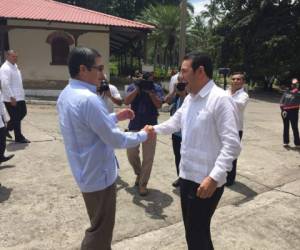 El presidente Juan Orlando Hernández fue recibido por su homólogo Jimmy Morales en su visita a Guatemala.