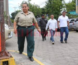 La semana pasada, Narváez estuvo asignada a la recepción de los imputados. En la gráfica se le observa junto dos acusados en el crimen de Bertha Cáceres.