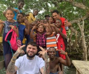 Farruko disfrutó de las bellas playas de Roatán y fue recibido con mucho cariño por los pequeños de la isla.