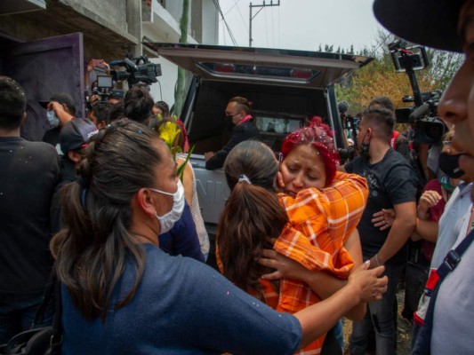 Familiares lloran mientras el ataúd con los restos de Brandon Giovanny Hernández Tapia, de 12 años, es cargado en un coche fúnebre durante su funeral en la Ciudad de México el 5 de mayo de 2021. Foto: Agencia AFP.