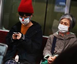 Aproximadamente 1,000 personas fueron autorizadas a abandonar el crucero después de pasar por la cuarentena. Foto: AFP.