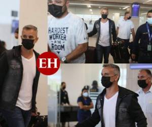 Con su mochila en hombros y una camisa blanca, el nuevo director técnico de Olimpia, Pablo Lavallén, ya arribó la tarde de este lunes a Honduras para conquistar el penta campeonato con los Albos. Fotos: EL HERALDO 