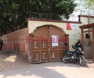 El Centro Educativo Básico Monseñor Jacobo Cáceres, ubicado en aldea Nueva Suyapa, permaneció cerrado tras tiroteo afuera de las instalaciones. Foto Marvin Salgado/ EL HERALDO