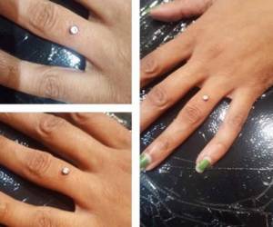 Así lucen los diamantes incrustados en los dedos. Foto: Instagram/Josietattoos