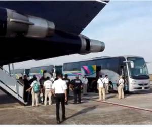 Momento en el que los migrantes hondureños eran transportados hasta la aeronave que los regresaría a Honduras. Cortesía.