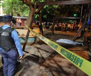 Agentes policiales acordonan la zona donde le quitaron la vida a este ciudadano, cuyo nombre se desconoce hasta el momento.