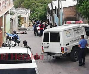 Un carro de Medicina Forense llega a la colonia Óscar A. Flores para realizar el levantamiento del cuerpo. Foto: Estalin Irías/EL HERALDO.