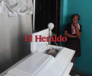 Rosario Sánchez llora durante la estela de su nieto Lorio Teiler, quien murió durante un ataque de la policía antidisturbios y miembros de la Juventud Sandinista en el barrio de Las Américas / AFP / MARVIN RECINOS.