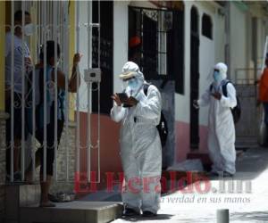 Con equipo de protección, las brigadas recorren la capital para avisar de las atenciones. Foto: Emilio Flores / EL HERALDO.