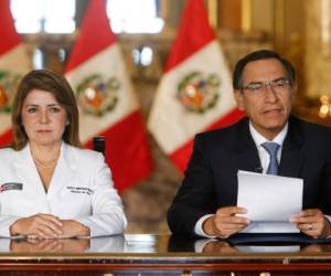 La Presidencia peruana muestra al presidente peruano Martin Vizcarra (R) y a la ministra de Salud, Elizabeth Hinostroza, durante un mensaje televisado que informa el primer caso del país del nuevo coronavirus. AFP.