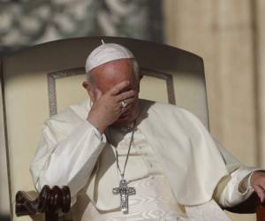 El papa Francisco se cubre de la luz del sol durante su audiencia general semanal, en la Plaza San Pedro, en el Vaticano. Foto: AP.