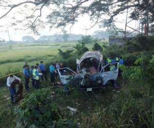 La unidad, donde viajaban las víctimas, a eso de las 5:00 de la mañana se precipitó a una hondonada tras venir peleando línea en el sector de Villanueva, norte de Honduras.