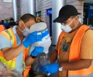 Momento en que abastecen los dispensadores de gel desinfectante. Foto: Captura de video cortesía Hoy Mismo.