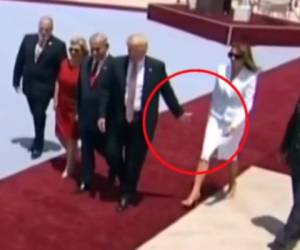 Melania Trump rechaza la mano de su marido. Foto captura