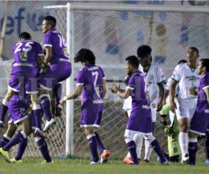 La celebración de los Tigres Cañeros del Villanueva FC al eliminar a Platense de Puerto Cortés. Foto: Delmer Martínez / Grupo Opsa.