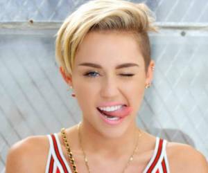 Miley Cyrus despotricó contra Dolce & Gabbana en un post de Instagram en una felicitación a su hermano por participar en una pasarela de ropa de la reconocida marca.
