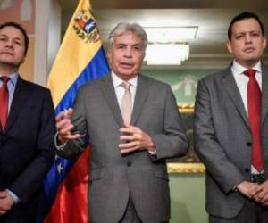 Tras la firma del acuerdo entre las naciones una delegación venezolana dirigida por el ministro de Economía y Finanzas Simón Zerpa dio a conocer la noticia. Foto: AFP