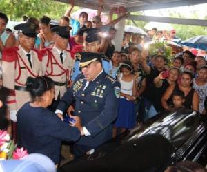 El Comisionado Miguel Ángel Amaya Amador, director de logística de la Policía Nacional, le entregó el Pabellón Nacional a la familia de Dany Enrique Aguilar Laínez.