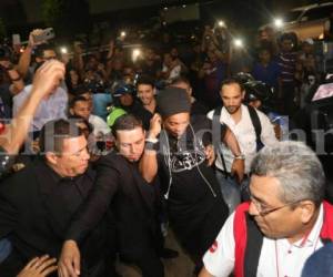 Ronaldinho a su llegada al hotel capitalino previo al 'Partido por la paz' entre Motagua y Real España. (Foto: Grupo Opsa)