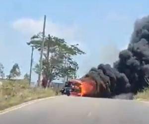 Bus queda calcinado tras explotar en llamas en carretera de Ocotepeque