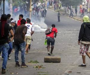 Las calles de Managua lucían llenas de escombros la mañana del domingo, tras una noche de bloqueos y enfrentamientos. Foto: AFP