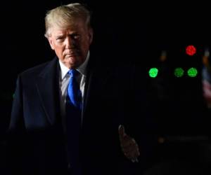 El presidente de los Estados Unidos, Donald Trump, hace un gesto después de desembarcar del Air Force One después de aterrizar en el aeropuerto de Stansted, al noreste de Londres. Agencia AFP.