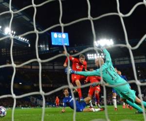 El delantero alemán del Bayern Múnich Serge Gnabry marca su primer gol durante la ronda de 16 de la UEFA Champions League. AFP.