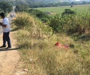 Vecinos que pasaron por el lugar se percataron que entre la grama estaba un saco color rojo, por lo que llamaron a la Policía para que llegara a revisar su contenido.