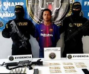 A 'El Ozuna' se le decomisó dinero en efectivo y una arma de grueso calibre.