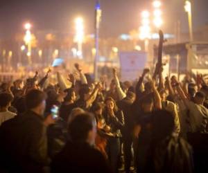 Celebraciones improvisadas tomaron las calles en distintos lugares de España cuando llegó la medianoche del sábado y expiró el estado de alarma de seis meses para contener los contagios de covid-19. Foto: AP