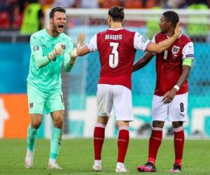 El portero de Austria Daniel Bachmann (L), el defensor de Austria Aleksandar Dragovic (C) y el defensor de Austria David Alaba (R) celebran después de ganar el partido de fútbol del Grupo C de la UEFA EURO 2020 entre Ucrania y Austria en el National Arena de Bucarest. Foto:AFP