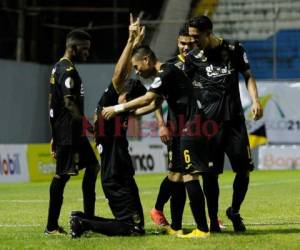 Así festejaron los jugadores de La Máquina el triunfo en la segunda jornada. Foto Grupo OPSA