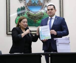La titular de Sefin, Rocío Tábora, entregó el documento a Tomás Zambrano, secretario del Congreso Nacional.