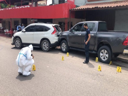 El vehículo en el que se conducía la víctima recibió varios impactos de bala. Foto: Teleceiba Internacional.