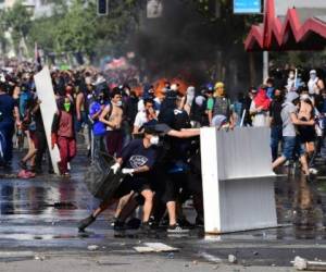 Las protestas suman este martes su quinto día de violentas protestas en distintos puntos de Santiago. Foto: Agencia AFP.