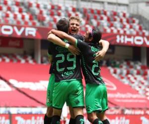 Sandoval consiguió el primer gol del encuentro de la 11ma fecha con un disparo de media distancia a los 40 y Rivero sentenció con un potente tiro de pierna izquierda a los 53. Foto: Cortesía Twitter Santos.