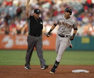 Mauricio Dubón, de los Gigantes de San Francisco, recorre las bases tras disparar un jonrón solitario en el segundo inning del juego de la MLB que enfrentó a su equipo con los Angelinos de Los Ángeles, el 22 de junio de 2021, en Anaheim, California. (AP Foto/Marcio José Sánchez)