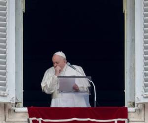 El papa Francisco tose durante la oración del Ángelus desde la ventana de su despacho frente a la Plaza de San Pedro, en el Vaticano, el domingo 1 de marzo de 2020.