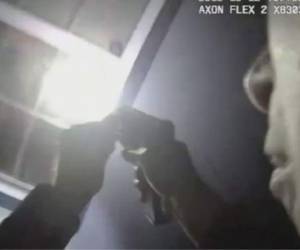 La policía de Fort Worth publicó un video de la intervención que tuvieron los agentes al revisar la vivienda con una linterna. Foto: AFP.