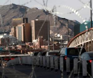 Conductores esperan para cruzar el puente Paso del Norte para entrar a El Paso, Texas, desde Ciudad Juárez, en México, el 6 de agosto de 2019.