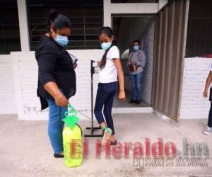 Cumplir con los protocolos de bioseguridad es parte de los requisitos para la semipresencialidad. Foto: El Heraldo