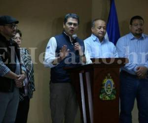 El presidente Juan Orlando Hernández junto con los miembros de la Comisión Depuradora durante la conferencia de prensa brindada tras reunión de emergencia.