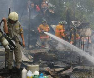 Uno de los últimos incendios que se reportaron en la capital dejó sin hogar a más de 20 personas. Foto: Marvin Salgado/El Heraldo