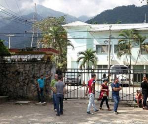 Familiares de las víctimas llegaron hasta la morgue de San Pedro Sula para retirar los cuerpos de los menores. Foto: El Heraldo