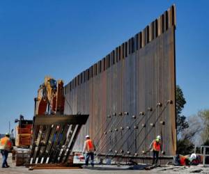 Al sur de Yuma, Arizona, se eleva un gigantesco muro junto al desierto que reemplazará barreras mucho más bajas, pensadas para frenar autos, no personas. Fuente: AP.