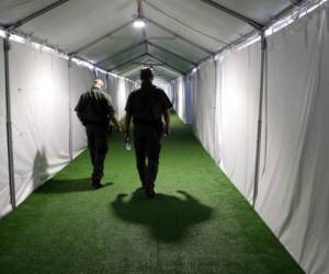 La bebé de un año sufre de diarrea y fiebre, y el chico de seis tiene gripe, enfermedad de la que murió un adolescente de 16 años cuando estaba en custodia de la Patrulla Fronteriza el año pasado. Foto: AP.